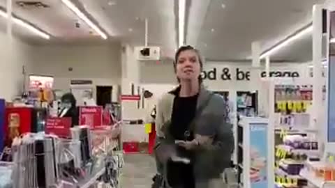 Lady defends not wearing mask in store