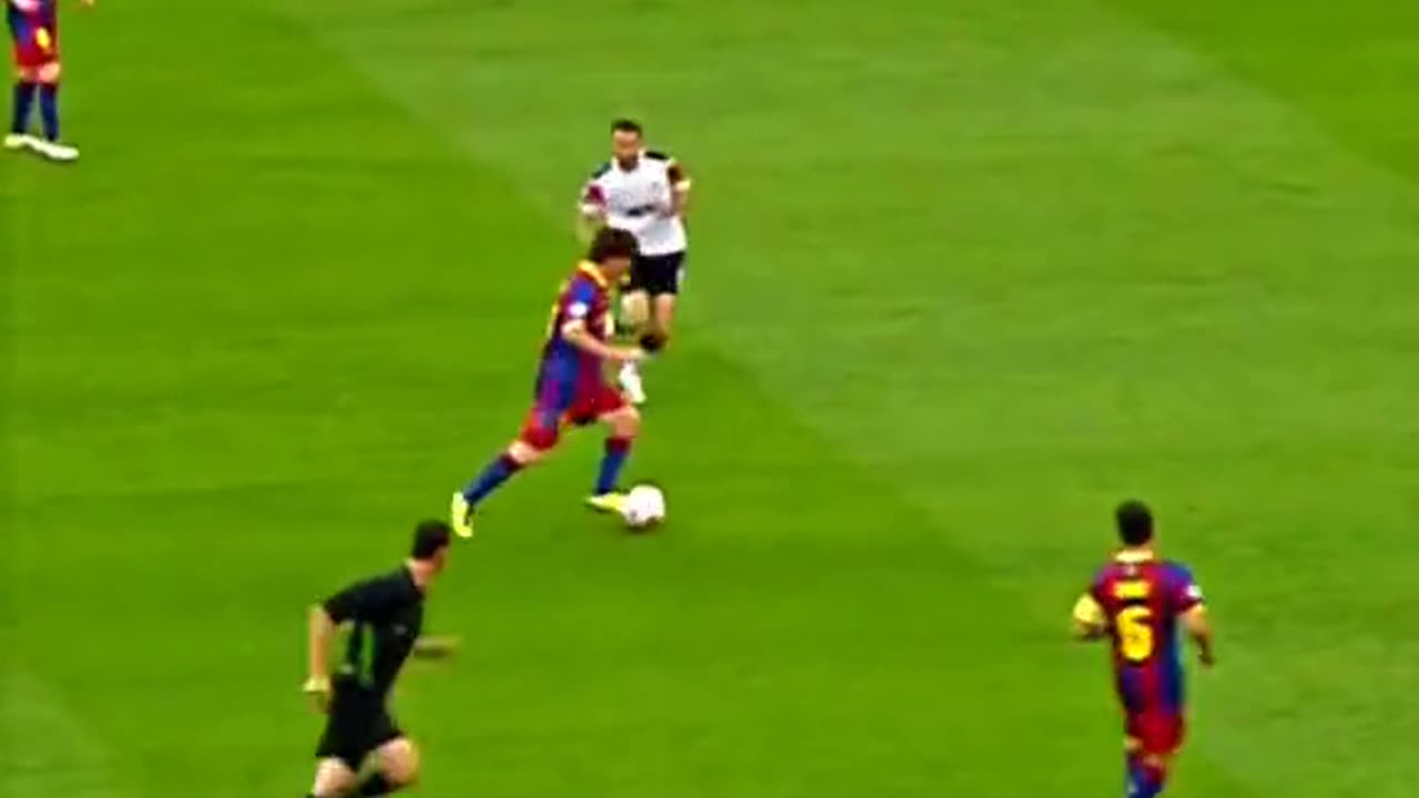 Lionel Messi playing dribbling and humiliating