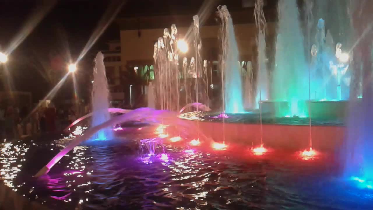 نافوره باضواء جميله ورائعه