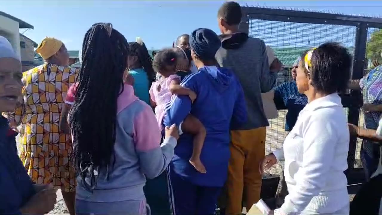 ‘Suiplap palie must go’: Protesting parents report Plain principal to WCED