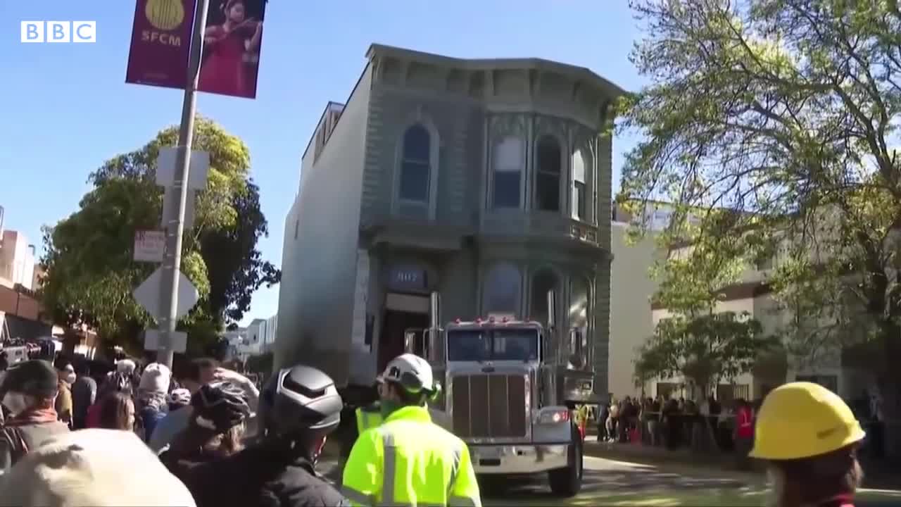 139-year-old Victorian house moved in San Francisco