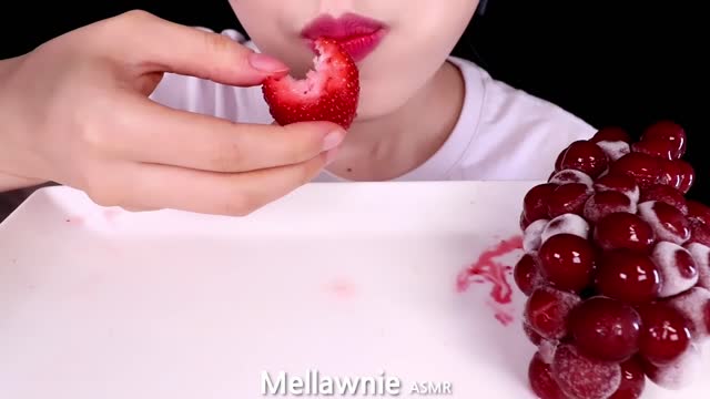 ASMR FROZEN FRUITS 얼린과일 STRAWBERRY, GRAPE, KIWI, PINEAPPLE, BLACKBERRY etc. EATING SOUNDS MUKBANG 먹방