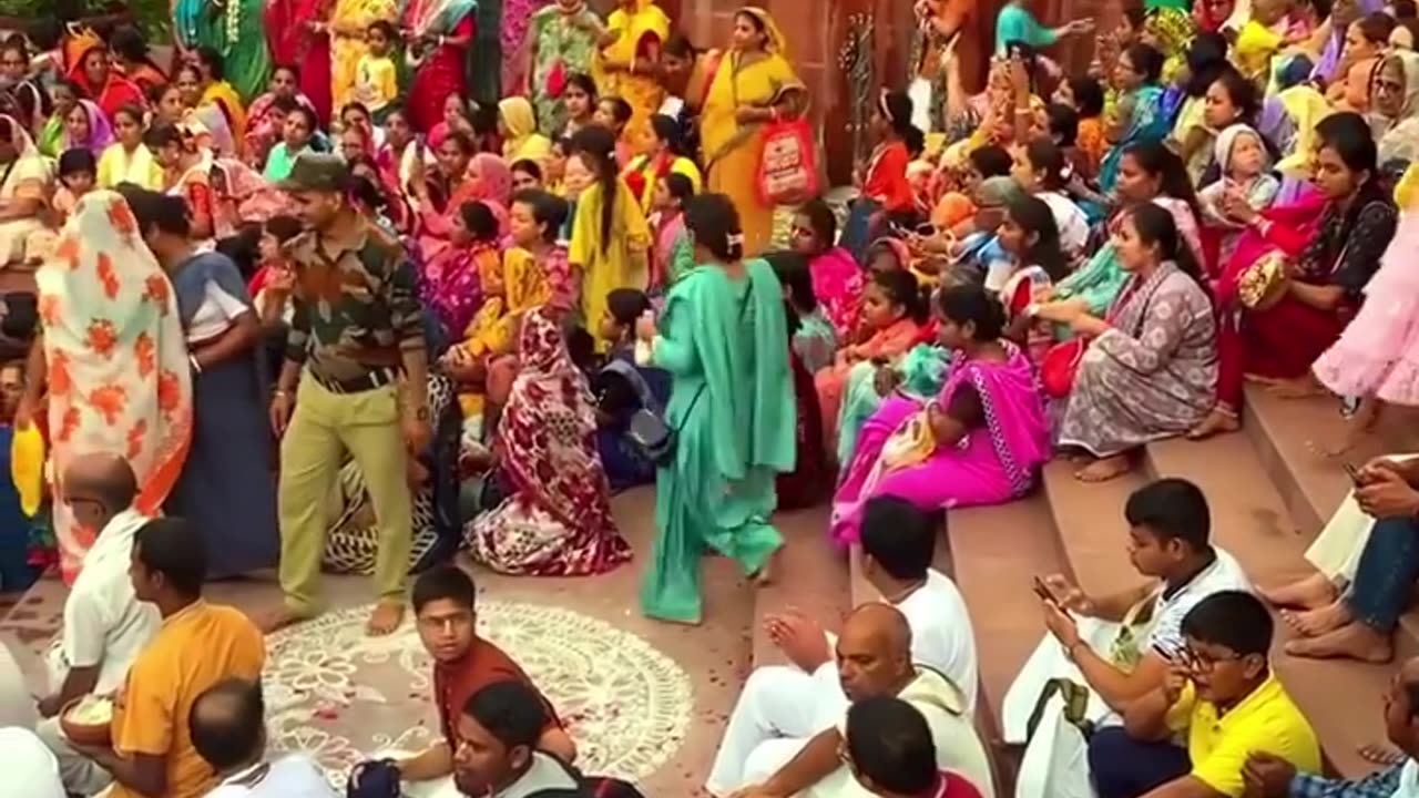 রাঁধে রাঁধে গৌবিন্দ গোপাল রাঁধে