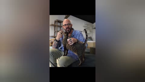 This is how you clicker train a cat 🐈😺😺