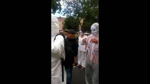 Les Masques Blancs Lyon déambulent à la Manifestation de Bourg en Bresse 7 Aout