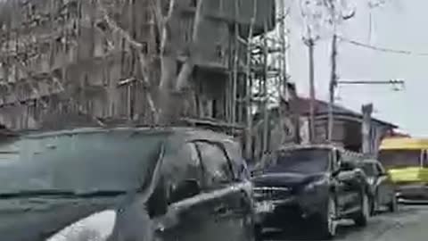 Сейчас в городе Сухуми, в районе жд вокзала большая автомобильная пробка.