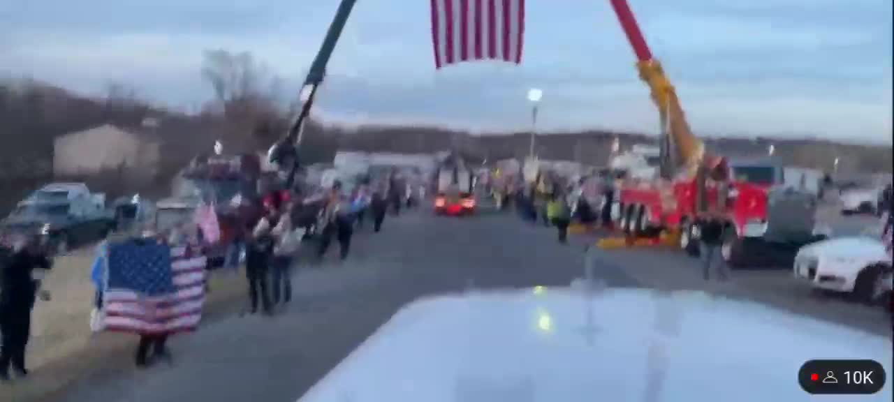 Here's the welcome the US convoy for freedom gets everywhere they go along the route to Washington DC 🙏🏻