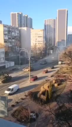 Ukrainian armed forces bring tanks to Kiev.