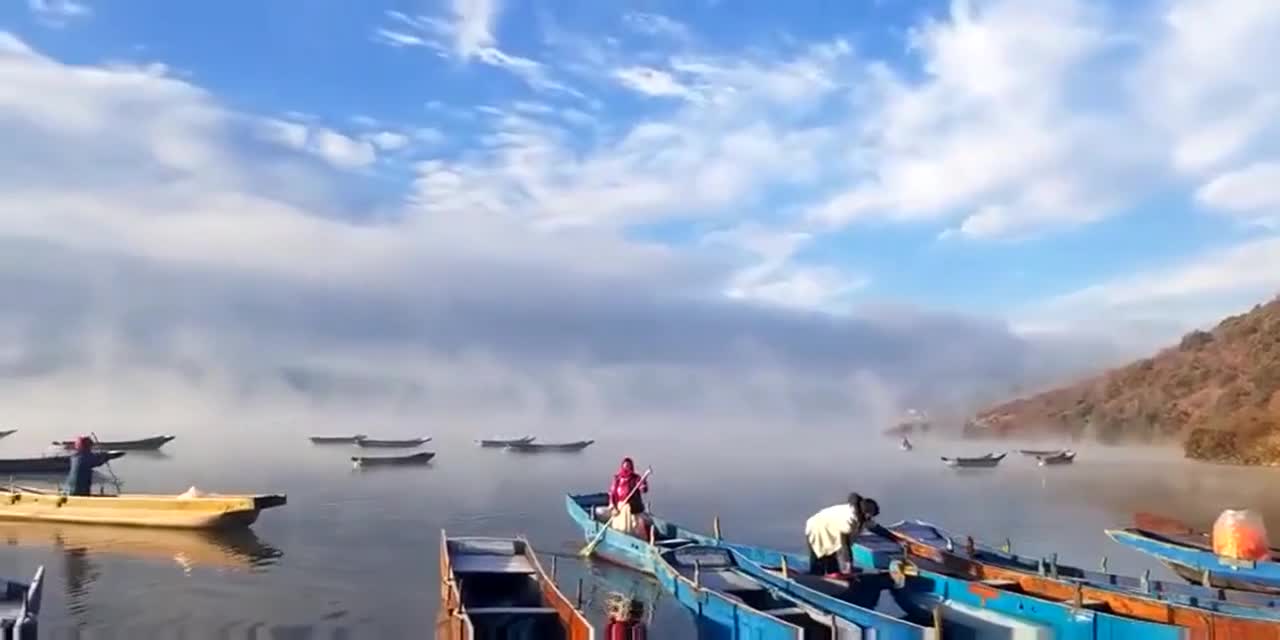 Get on a boat and go deep into the sea of clouds