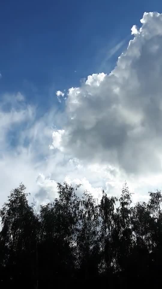 Himmel in Berlin am 6. Juni 2022 nach 15 Uhr