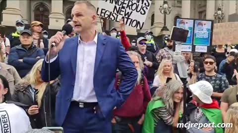 שוטר מאוסטרליה שהתפטר מדבר בהפגנה על הקורונה