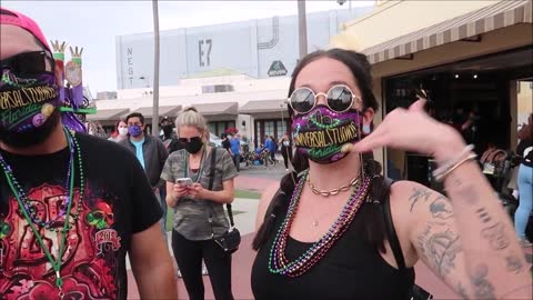 Universal Studios Mardi Gras 2021 | Eating & Drinking With Friends | KING CAKE MILK & CATCHING BEADS