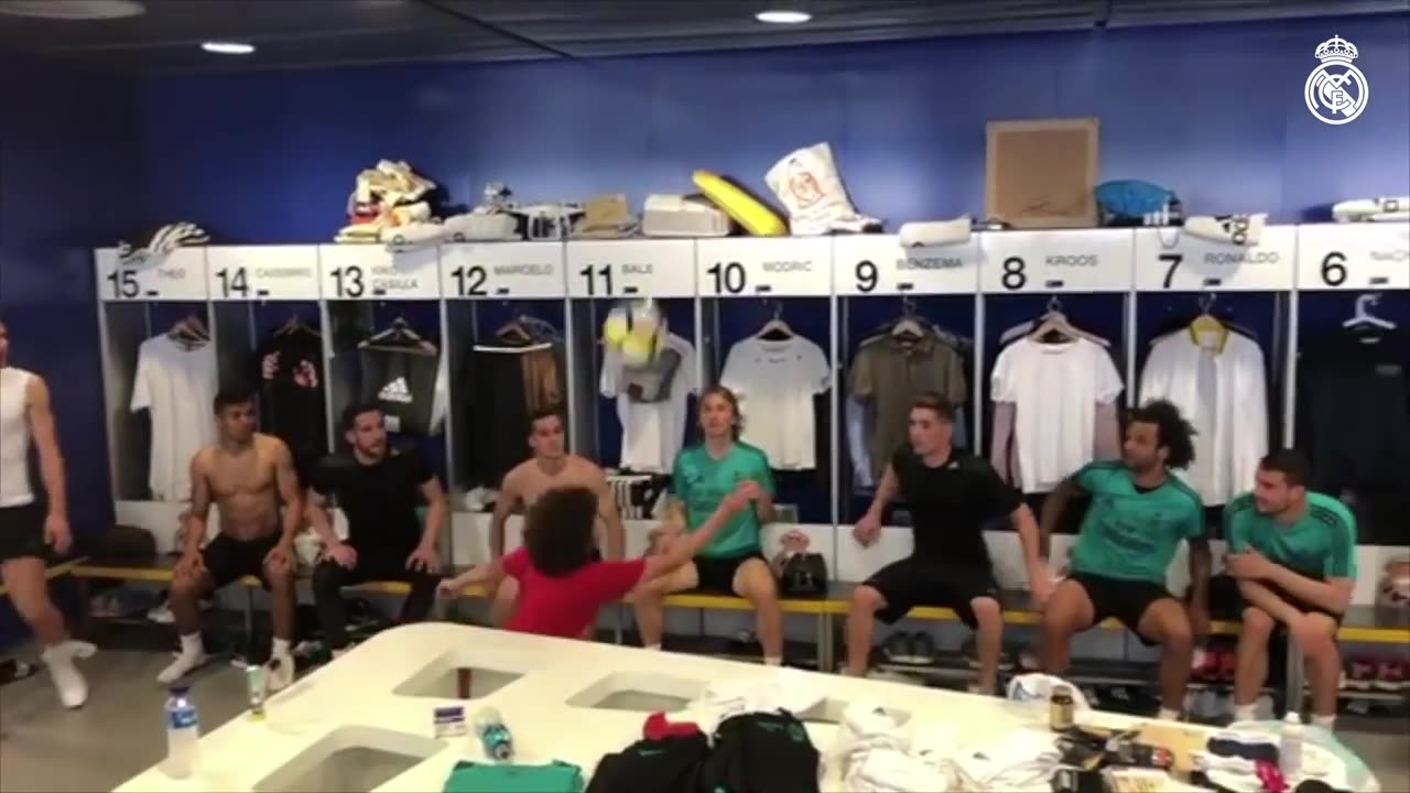 MARCELO's son ENZO shows off his skills in the Real Madrid dressing room.mp4