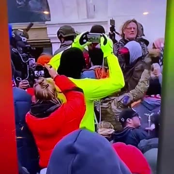01/07/21 Jan6 crowd calls out attempted window breaker