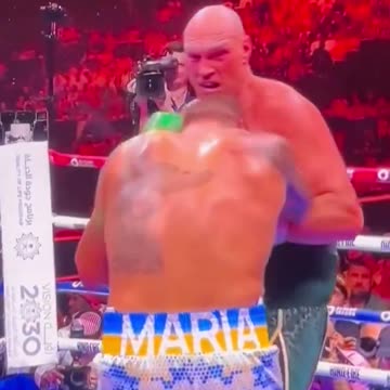 The shot that busted up Tyson Fury’s nose💥