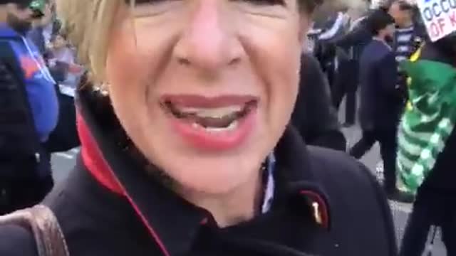 Katie Hopkins surrounded by a Muslim mob in London