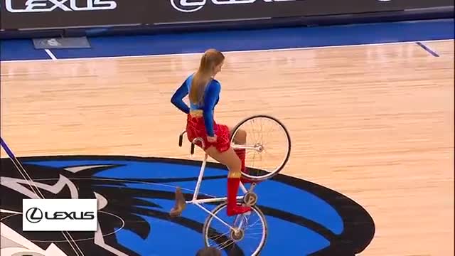 NBA Halftimeshow Dallas Mavericks - Viola Brand - Supergirl on Bike