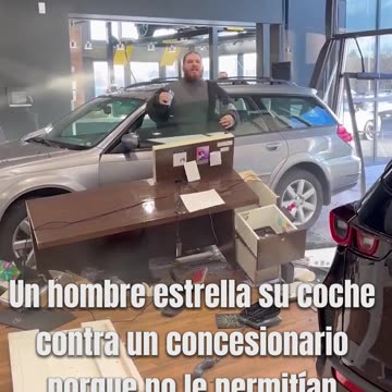Un hombre estrella su coche contra un concesionario porque no le permitían devolverlo