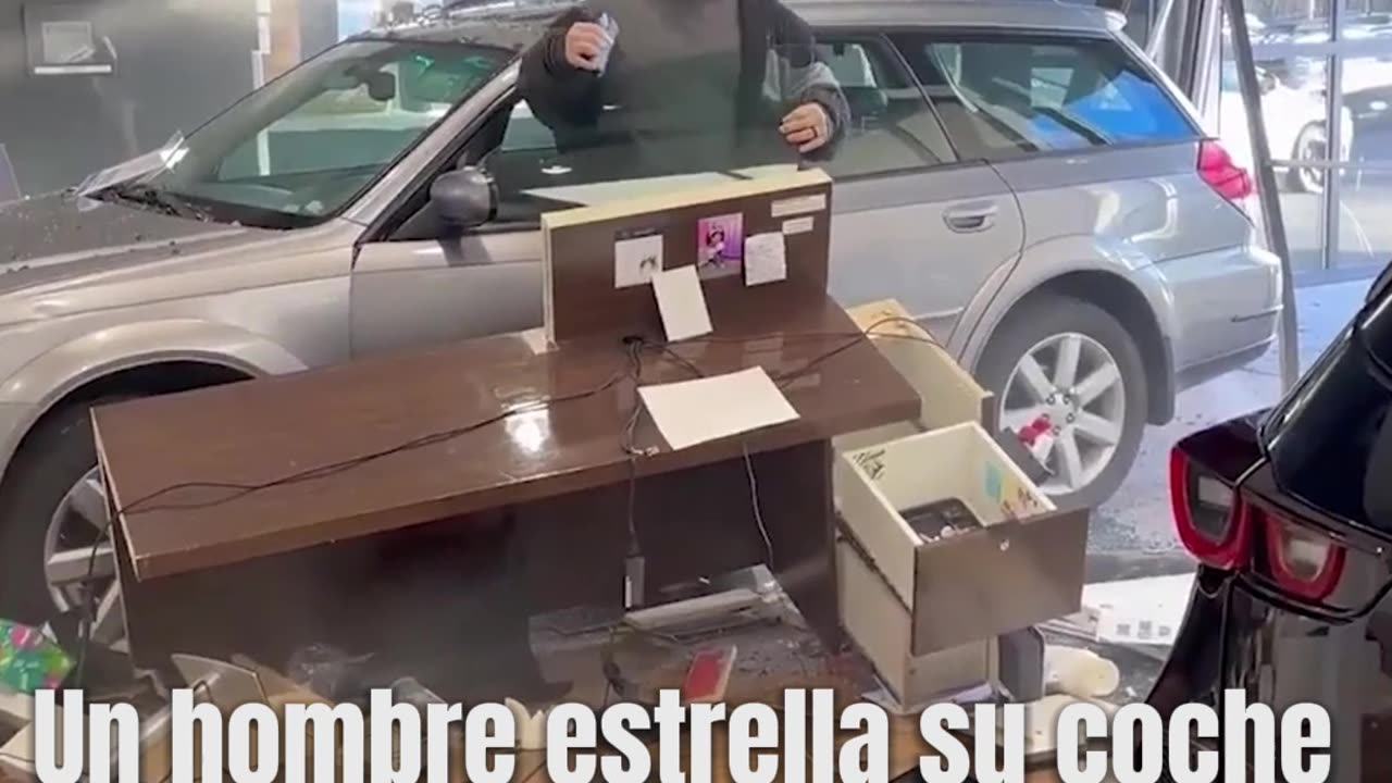Un hombre estrella su coche contra un concesionario porque no le permitían devolverlo