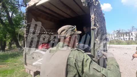 ΠΟΛΙΤΕΣ ΒΓΑΙΝΟΥΝ ΑΠΟ ΤΟ ΥΠΟΓΕΙΟ ΣΕ ΕΜΠΟΛΕΜΗ ΠΕΡΙΟΧΗ ΤΗΣ ΟΥΚΡΑΝΙΑΣ