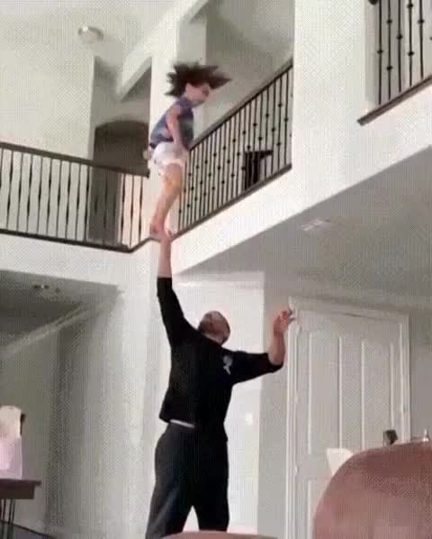 While mom is not at home:Пока мамы нет дома