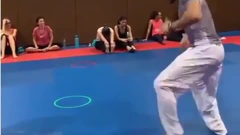 How😲that is immpressive karate kick 🤠🥳
