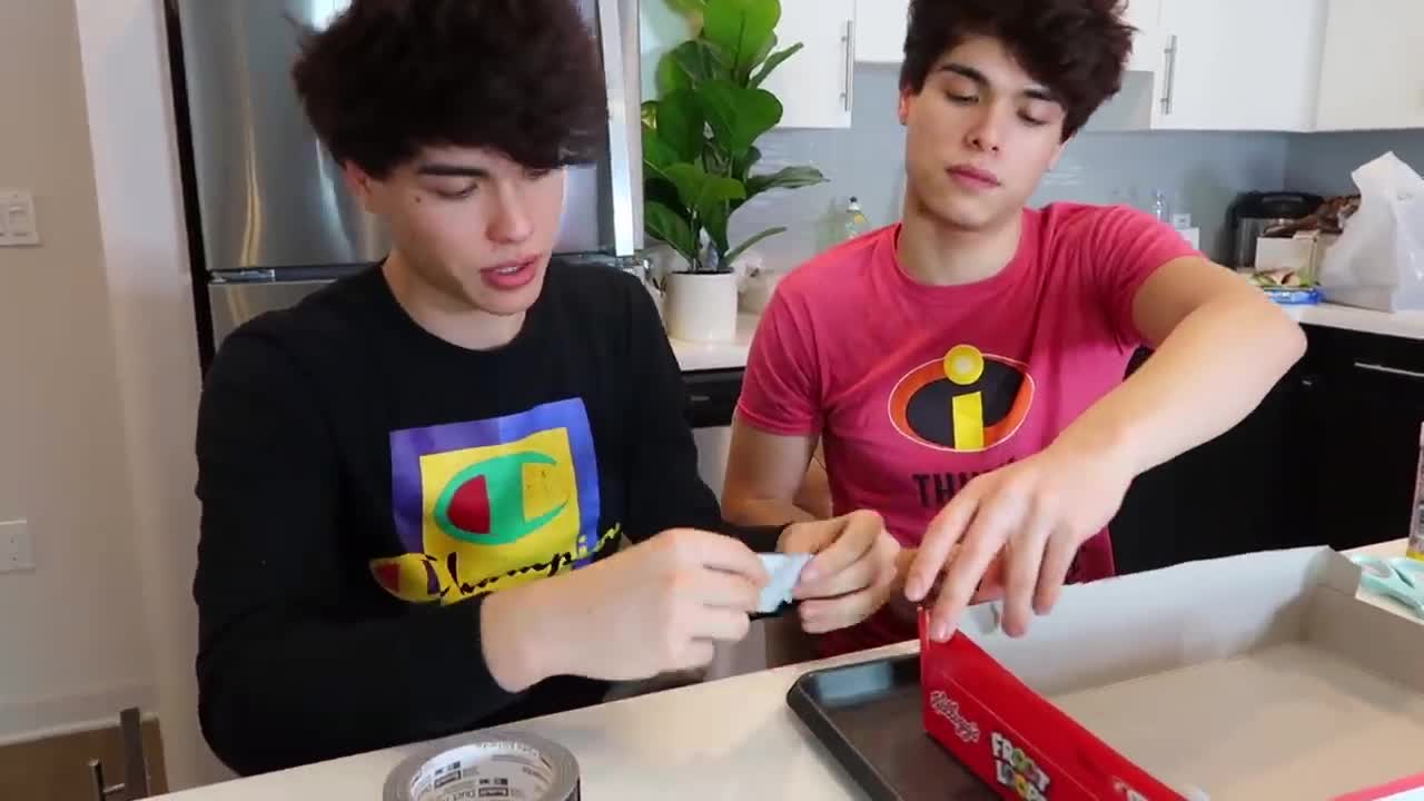 Pinakamahusay na mga nakakatawang PRANKS NA GAGAWIN SA Bahay !!