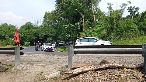 Queue of vehicles through sharp turns