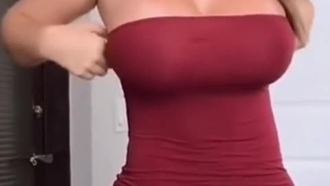 NO BRA MILF PRESENT U HER HUGE BOOBS 😲