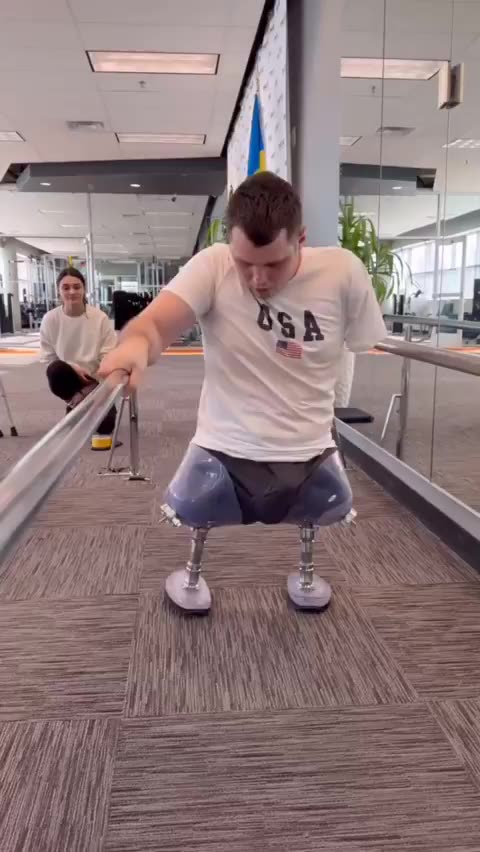 <<Applausi a un giovane ucraino che ha perso le gambe ...