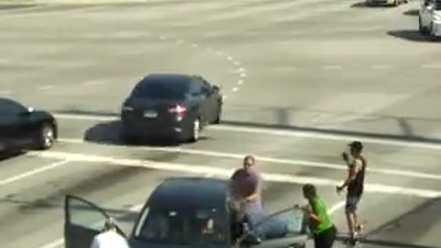 People help a driver who fainted behind a pheromone and stops his car in Florida