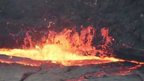 Water thrown into lava lakecreates explosive resulis