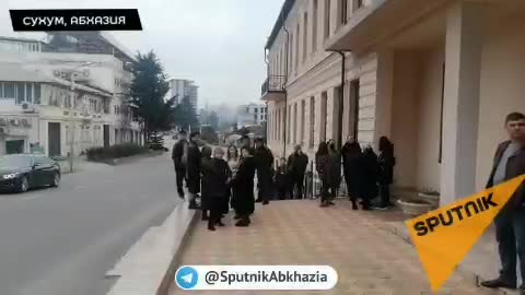 Сейчас в Сухуми у Верховного суда Абхазии собираются люди