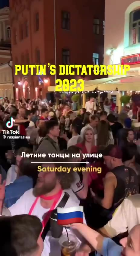 Lidé se baví v září 2023 v ulicích Moskvy