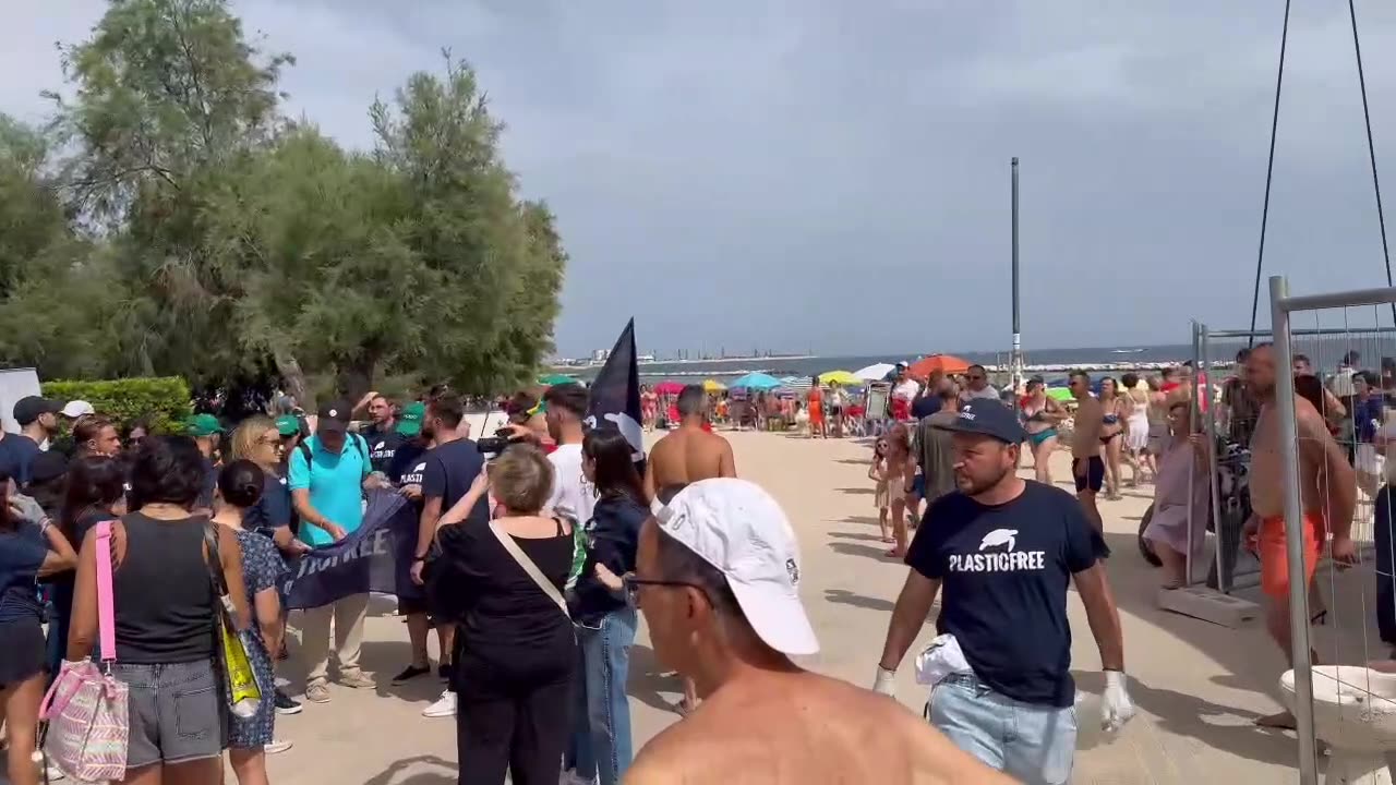 Bari: con Rudy Zerbi raccolti oltre 700 kg di rifiuti sulla spiaggia di Pane e Pomodoro