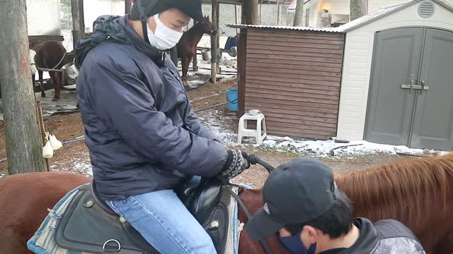 20210101 lần đầu leo lên lưng ngựa