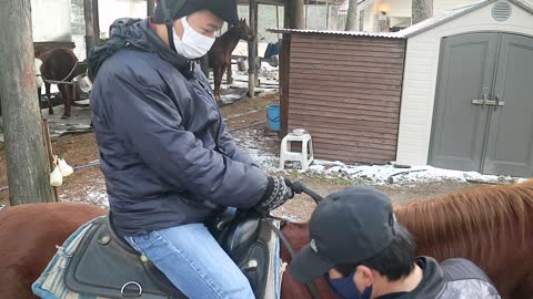 20210101 lần đầu leo lên lưng ngựa
