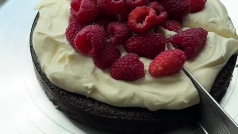 chocolate cake with raspberry and mascarpone whipped cream frosting 🤍 #baking #sweet #dessert