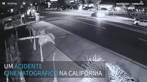 Carro passa por baixo de carreta em acidente cinematográfico