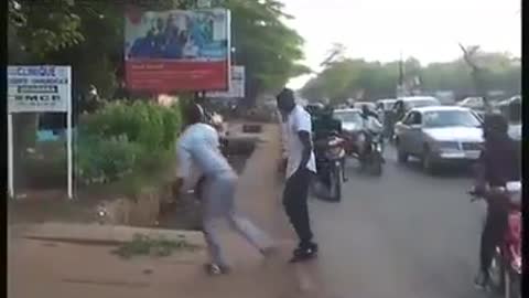 FUNNY VIDEOS, LOOK AT WHAT THIS MAN DID TO CROSS THE AVENUE