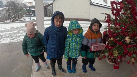 Los niños también están cantando villancicos en Transilvania