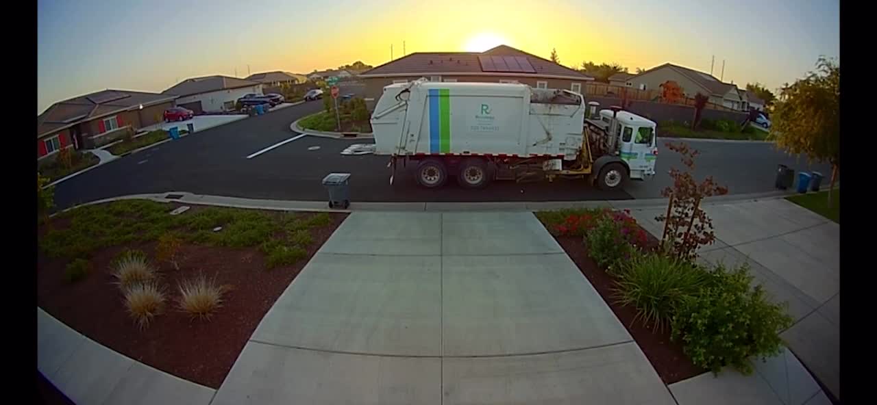 Garbage_Truck_Uses_Robot_To_Dump_Garbage_Bin_Inside_Its_Dumpster_-THIS is beautiful truck