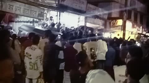 People caught a kidnapper and beat brutaly