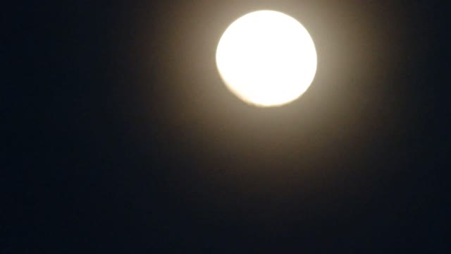 L'air que nous respirons est pollué par les Chemtrails - Auréole autour de la Lune