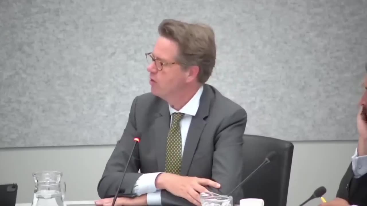 Martin Bosma CONFRONTEERT minister! 'Werken jullie stiekem toe naar een VERBOD op FVD'