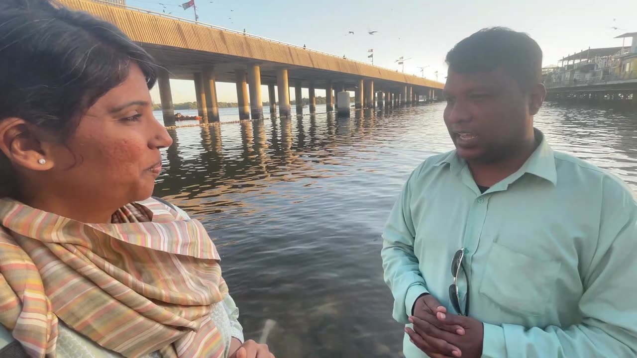 Indian Girls Visits a 200 Year Old Temple in Karachi Pakistan