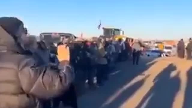 Milk River, Canada: Protesters link arms as police deployed (Feb. 11, 2022)