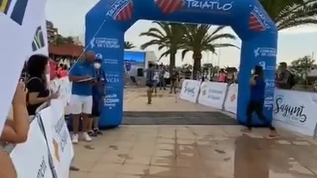 Athlete thinks he won the triathlon and fooled around before the finish line