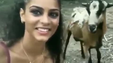 Funny lady get hitting without notice(Cute Video)
