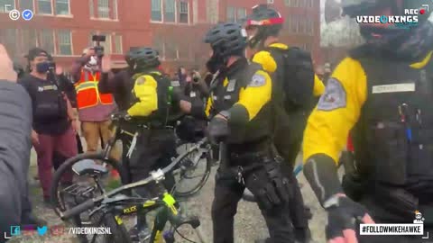 Antifa Thug try to steal an officer’s bicycle after he confiscated a knife from one of them